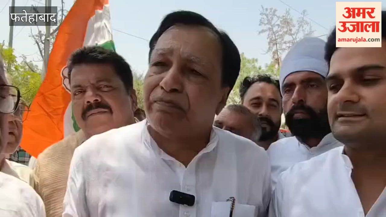 Congress leaders stage protest against rising petrol and diesel prices