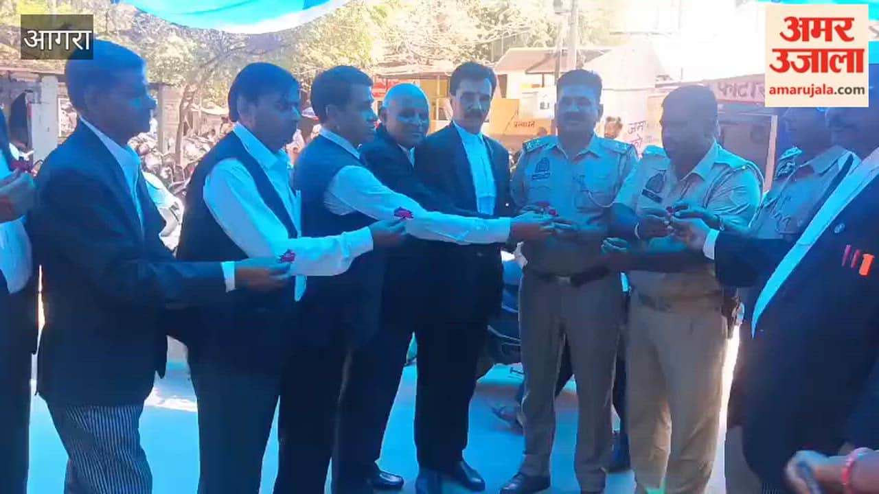 Agra Lawyers Protest Lucknow Lathi Charge with Gandhian Style Demonstration