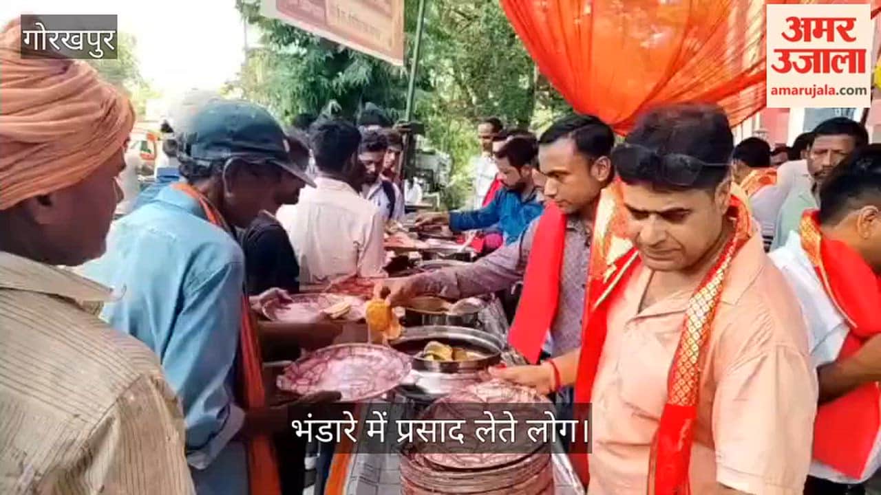The Income Tax family served on Bade Mangal! Devotees flocked to the food distribution in Civil Lines and received prasad.