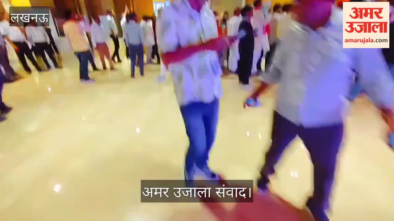 अमर उजाला संवाद: संवाद से निकलने के बाद अखिलेश के साथ सेल्फी लेने की मची होड़
