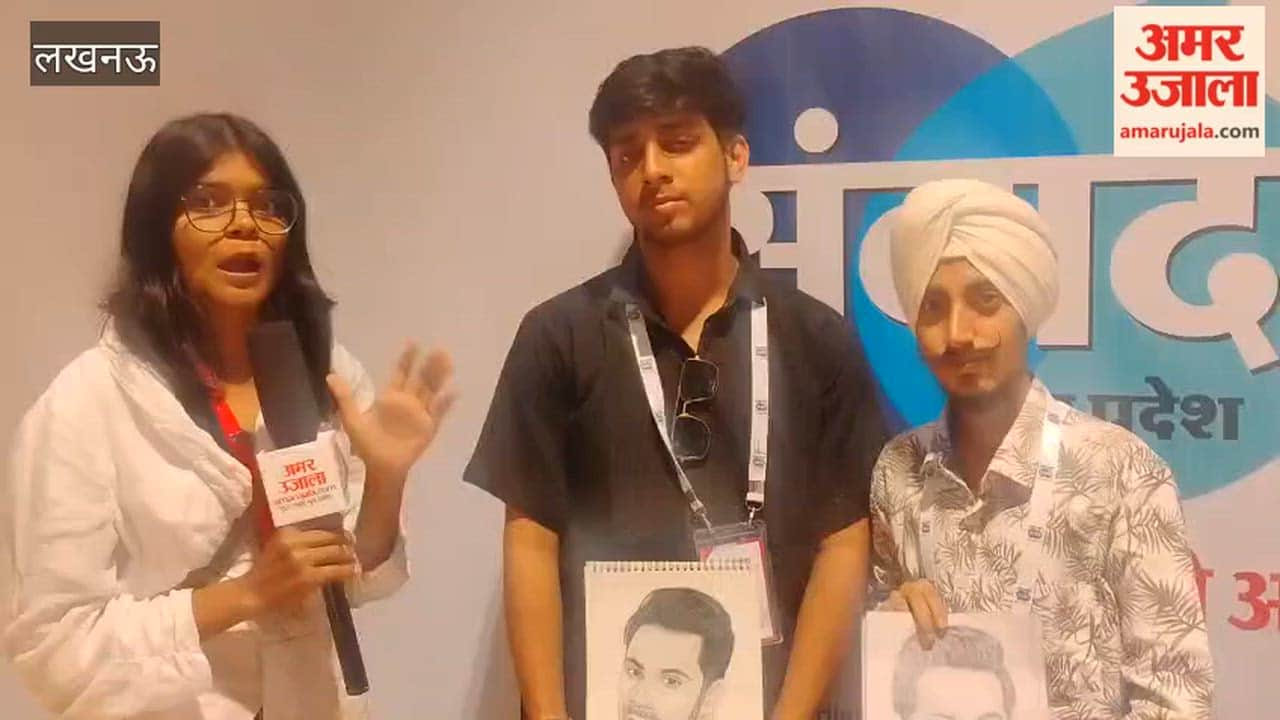 अमर उजाला संवाद 2026 में अभिनेता वरुण धवन और अभिनेत्री मृणाल ठाकुर की तस्वीर बनाकर पहुंचे फैन