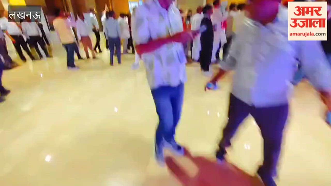 अमर उजाला संवाद 2026 में अखिलेश यादव को साथ फोटो खिंचवाने को लेकर समर्थकों में धक्कामुक्की