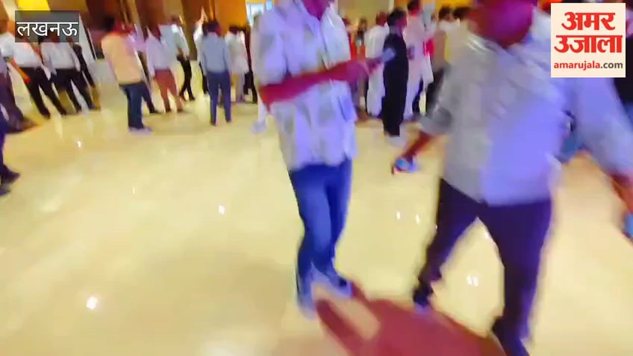 अमर उजाला संवाद 2026 में अखिलेश यादव को साथ फोटो खिंचवाने को लेकर समर्थकों में धक्कामुक्की