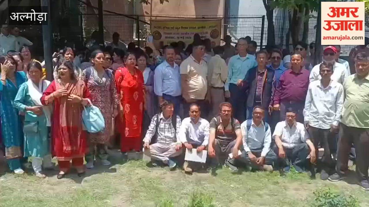 Junior high school teachers protest for 13-point demands, Hunkar rally taken out in the city
