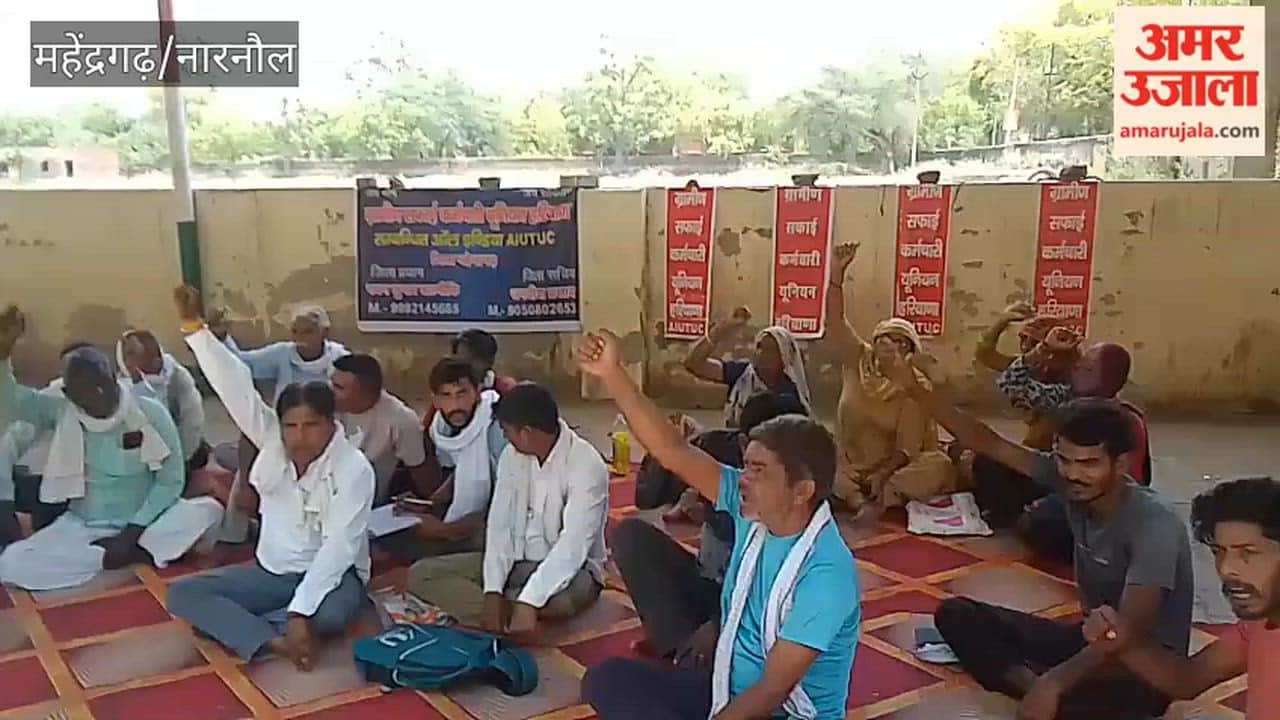 Sanitation workers raised slogans regarding their demands