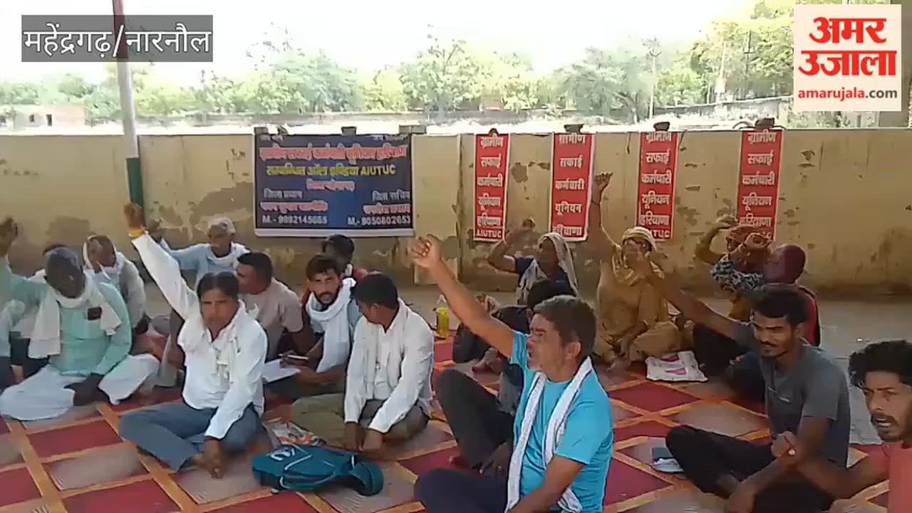 Sanitation workers raised slogans regarding their demands