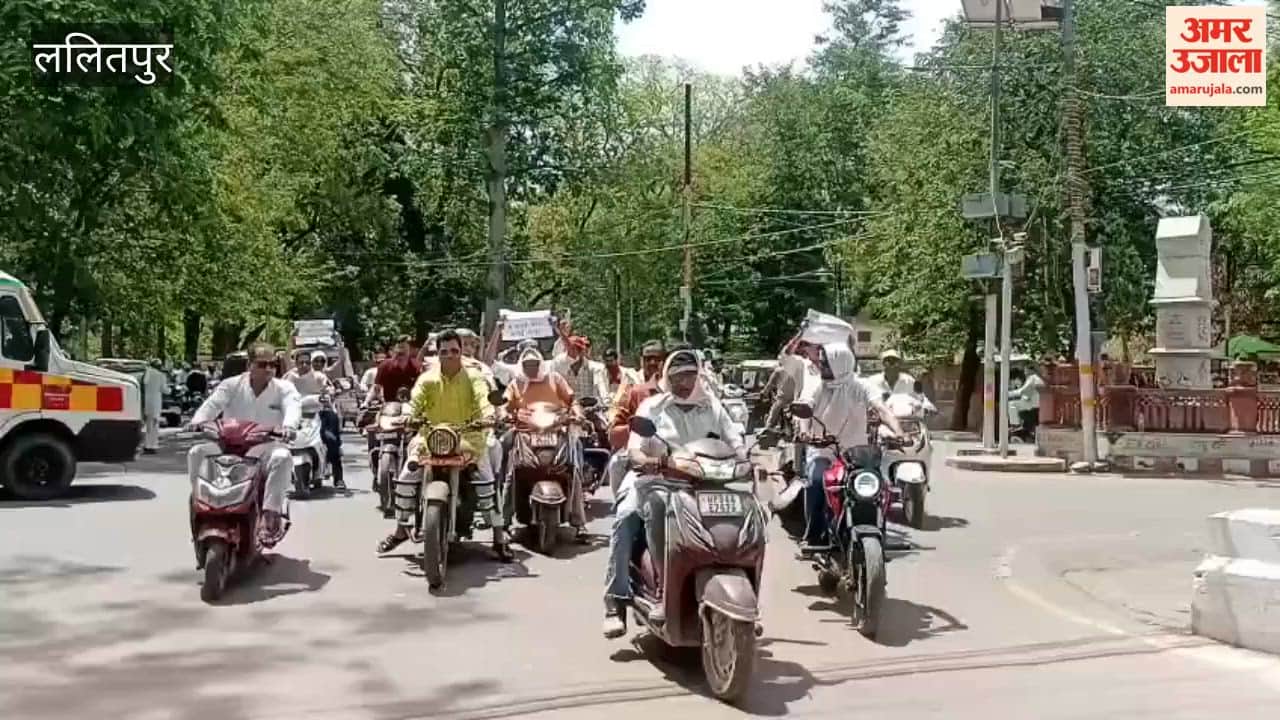 Traders expressed anger over unannounced power cuts and took to the streets to raise slogans.