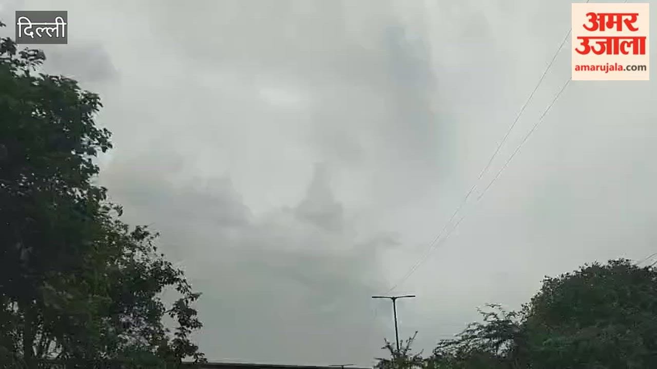 Light Drizzle Brings Relief from the Heat in Several Parts of Delhi