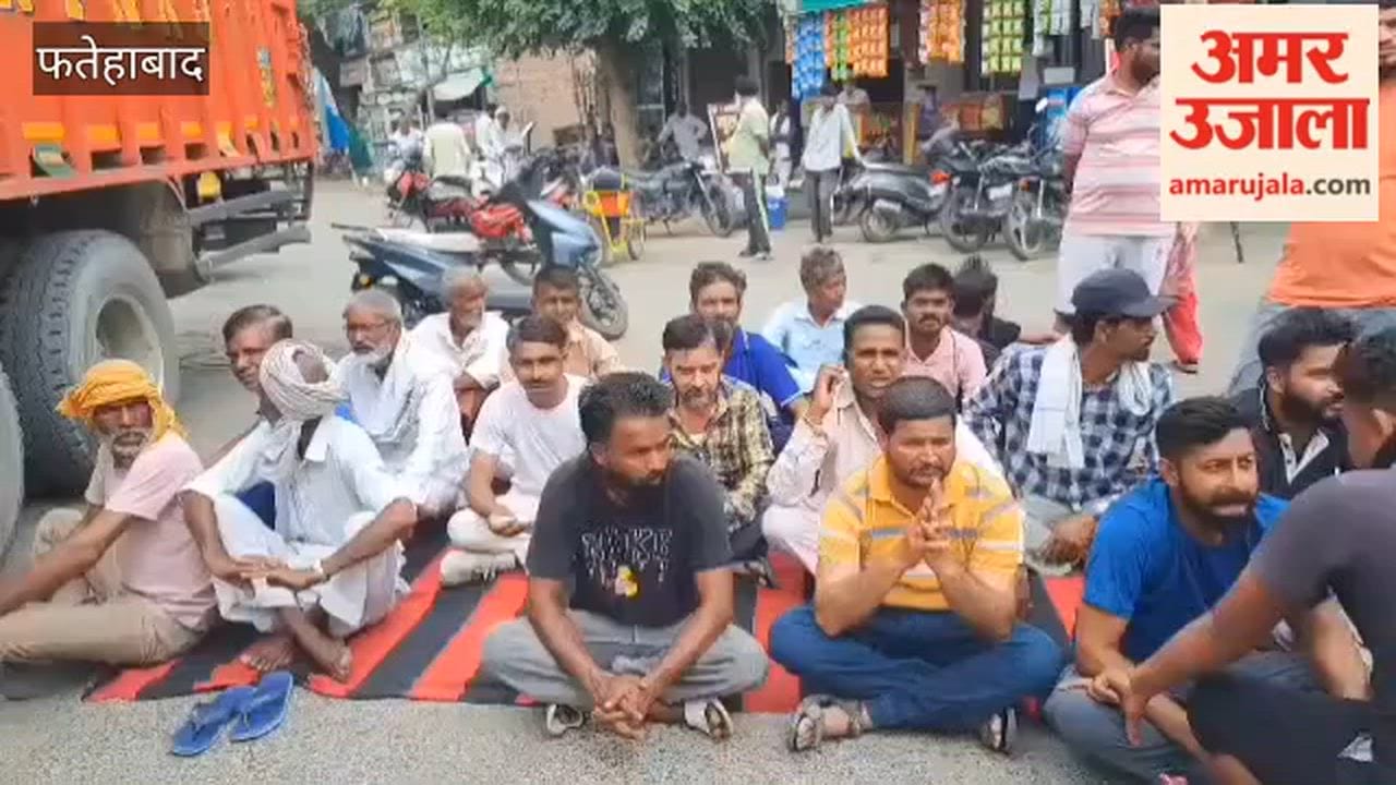 Residents of Tohana in Fatehabad, distressed by water shortage, staged blockade on Damkora Road