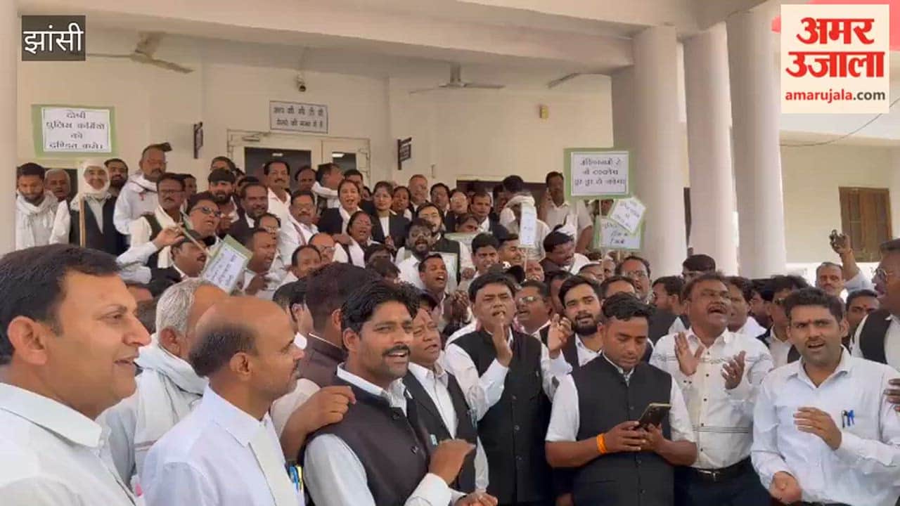 Lawyers protested against the assault on their colleagues, demonstrated at the Collectorate and submitted a memorandum to the District Magistrate.