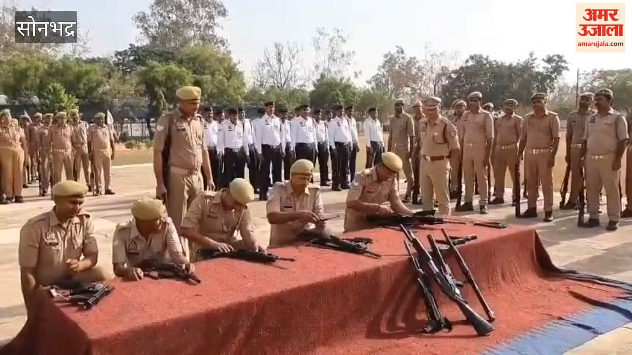 SP Takes Salute at Parade and Conducts Inspection in sonbhadra