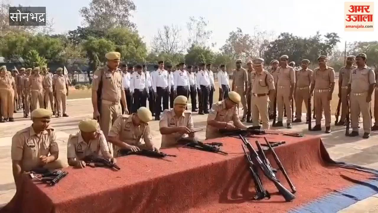 SP Takes Salute at Parade and Conducts Inspection in sonbhadra