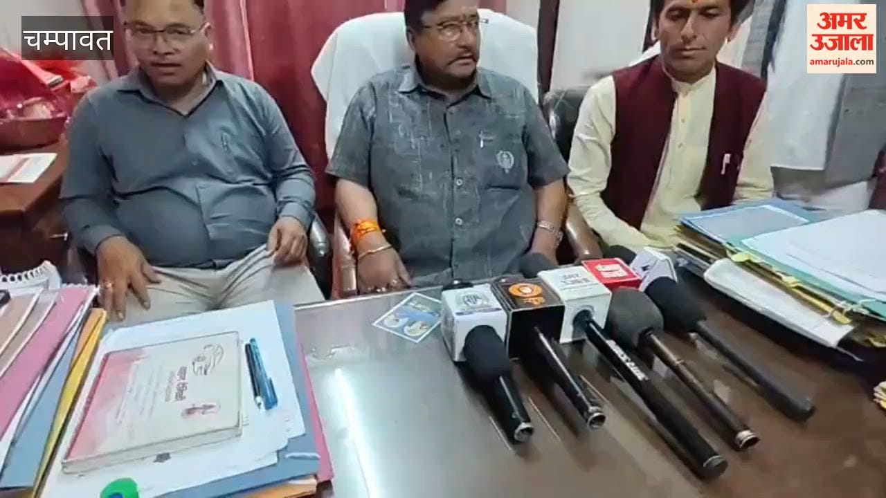 State President of Uttarakhand Gau Seva Commission taking a review meeting in Champawat Vikas Bhawan auditorium