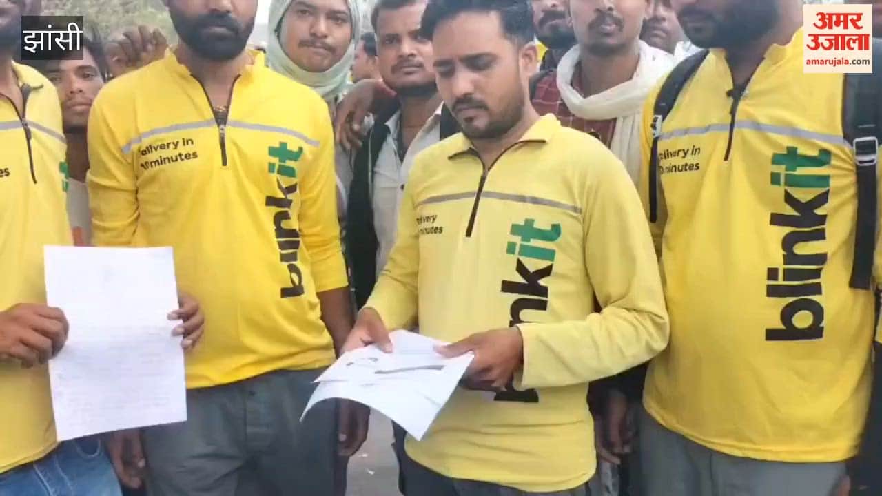 Blinkit delivery boys protest demanding a pay hike