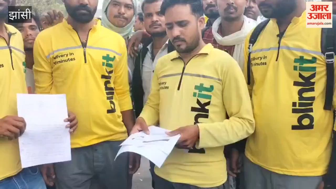 Blinkit delivery boys protest demanding a pay hike