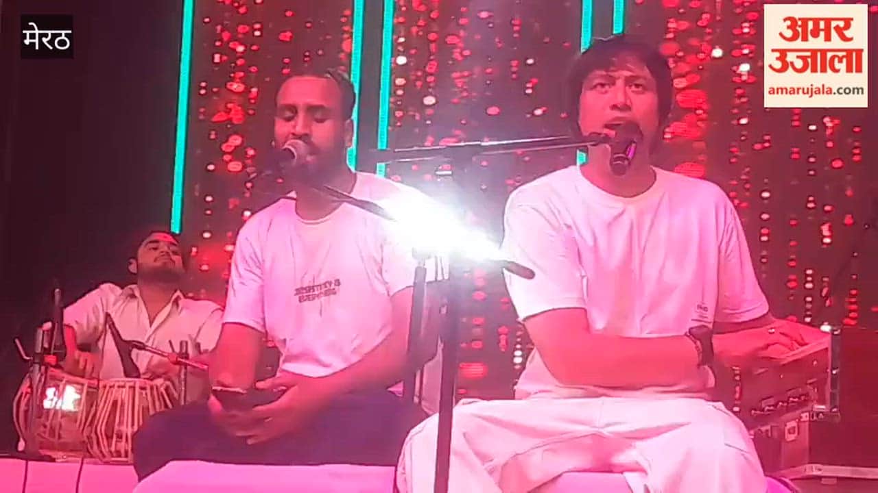 At the event held at Patel Mandap, the singer mesmerized the audience with the magic of his voice.