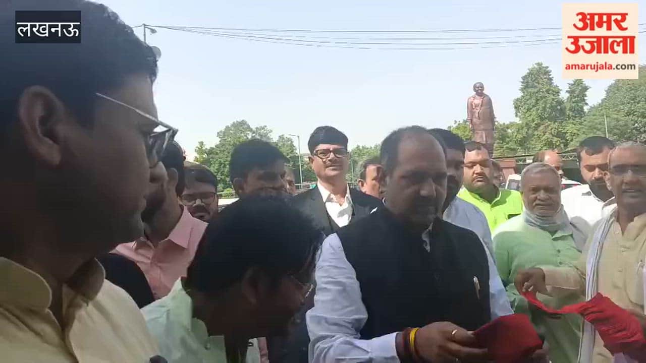 लखनऊ में नगर निगम पहुंचे सपा पार्षद ललित किशोर तिवारी, बाद कुछ देर में लेंगे शपथ