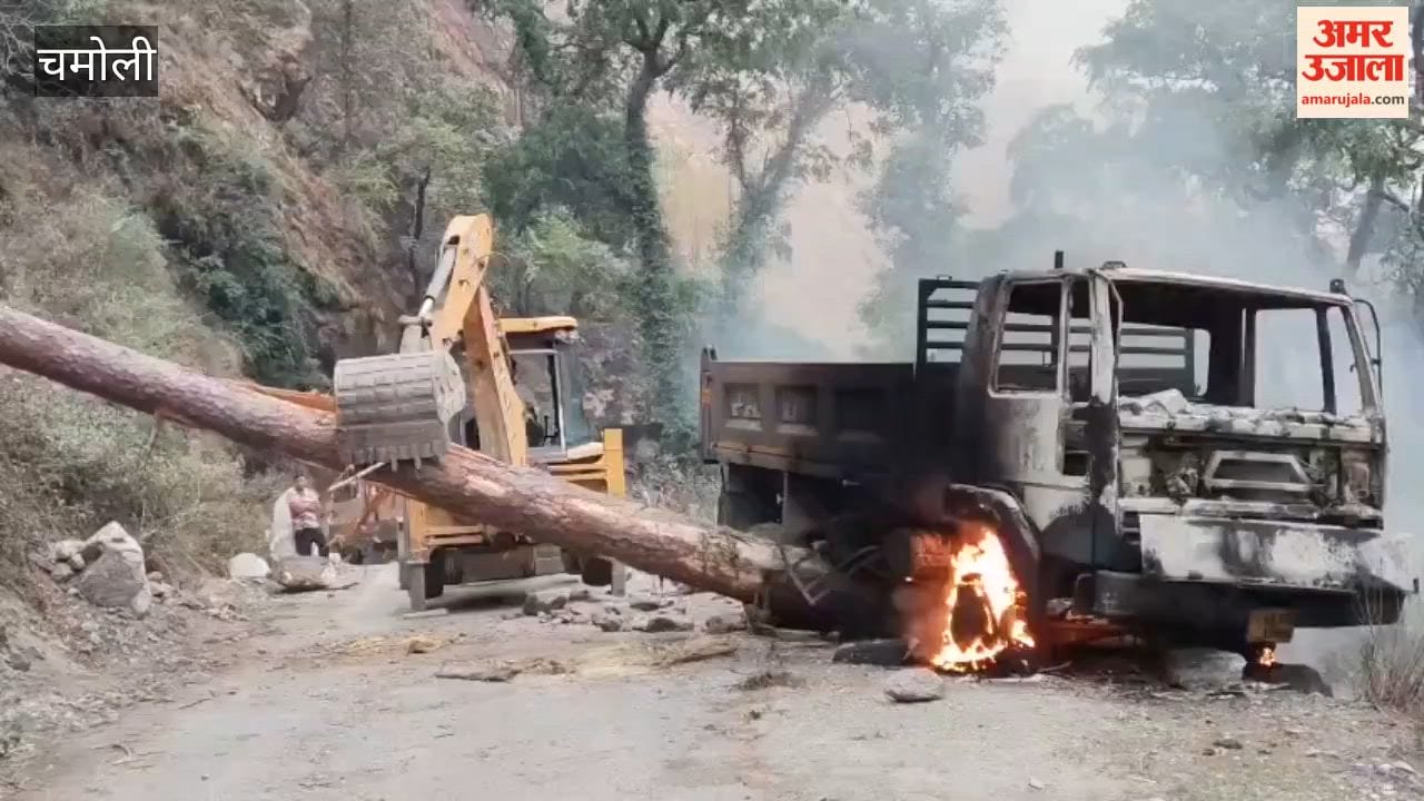 VIDEO: Fire Breaks Out in Dumper Parked on Roadside in Nandanagar; Police Extinguish Blaze