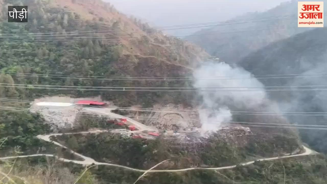 Srinagar: Local residents in Ward-40 of the Municipal Corporation area express outrage over the trenching ground and stage a protest
