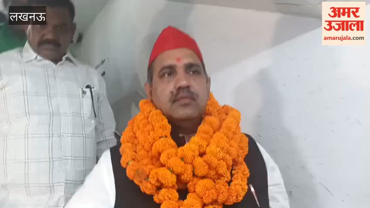 लखनऊ में कोर्ट के आदेश के बाद सपा पार्षद ललित तिवारी को दिलाई गई शपथ