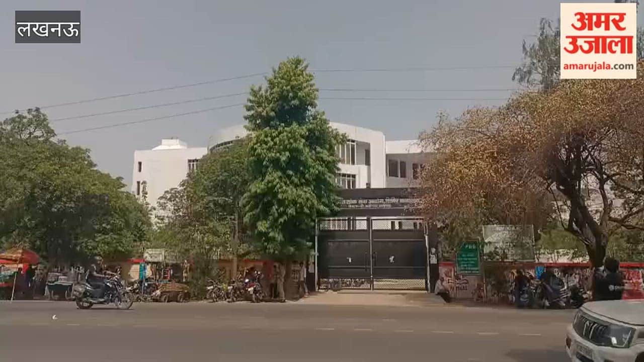 लखनऊ में यूपीपीएससी भवन में परीक्षा आयोजित, केंद्र के बाहर भीषण गर्मी में बैठे रहे अभिभावक