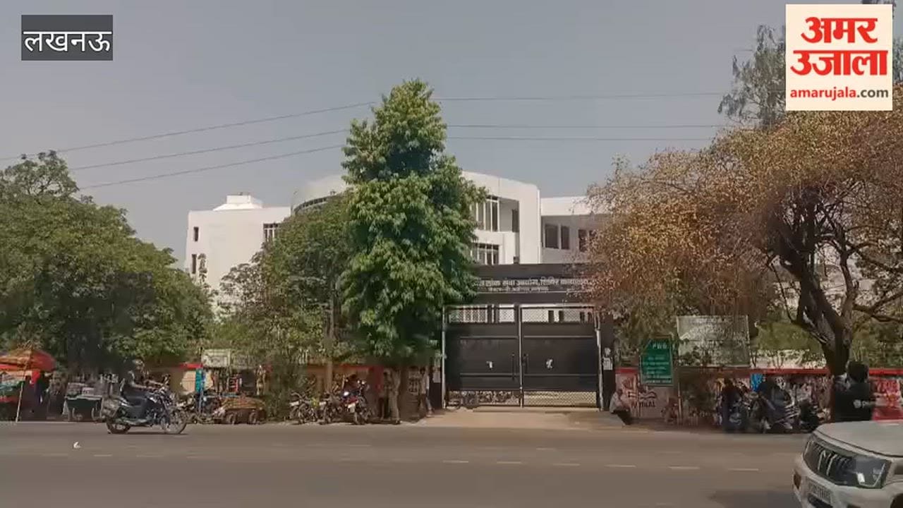लखनऊ में यूपीपीएससी भवन में परीक्षा आयोजित, केंद्र के बाहर भीषण गर्मी में बैठे रहे अभिभावक