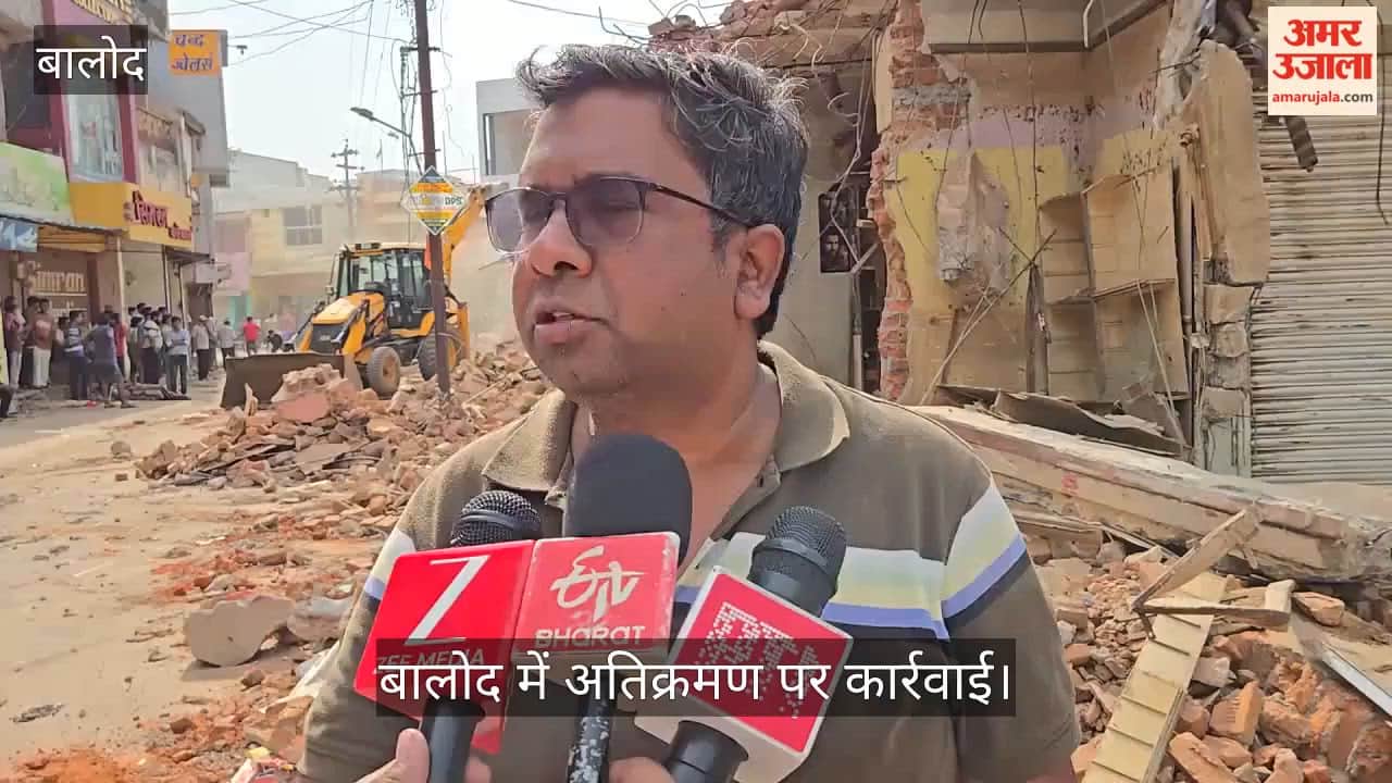 Historic action in Balod: Years-old encroachments are being removed from Sadar Bazaar on public demand.