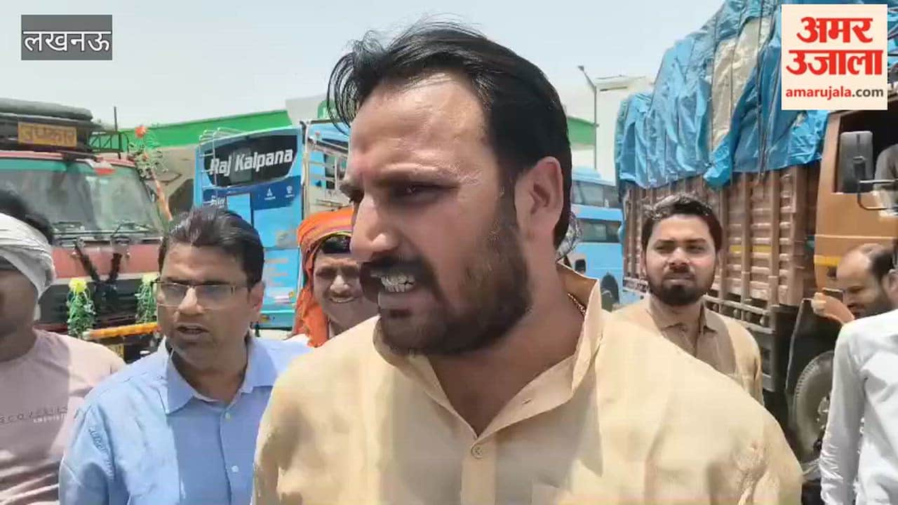 डीजल के दाम बढ़ने के विरोध में लखनऊ में ट्रांसपोर्टर्स ने पेट्रोलियम मंत्री का पुतला फूंका
