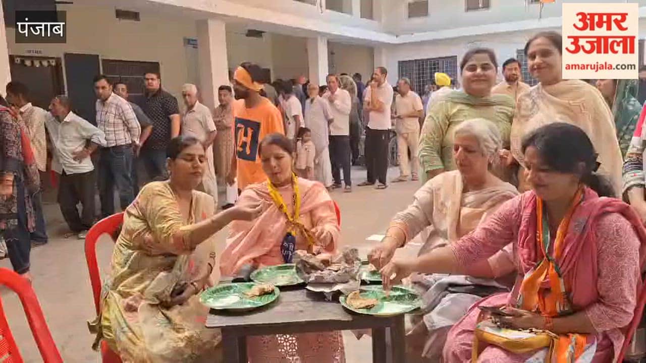 Female candidates from Fazilka Ward Number 22 had lunch together.