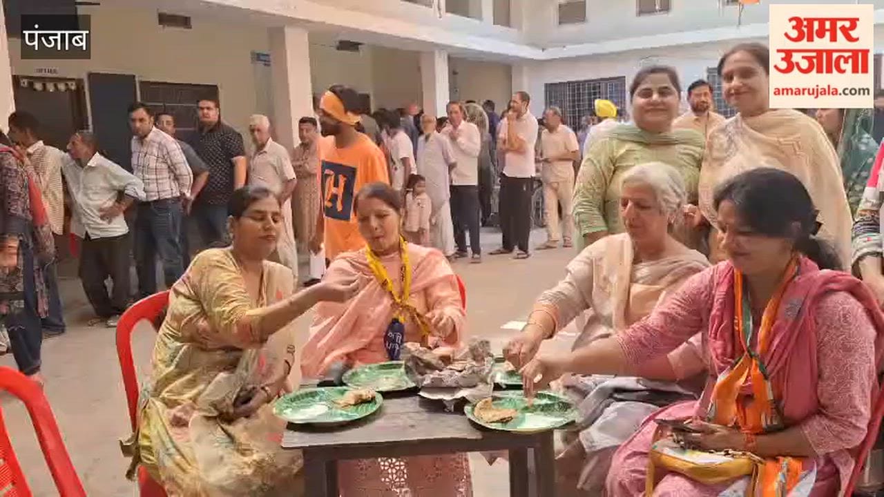 Female candidates from Fazilka Ward Number 22 had lunch together.