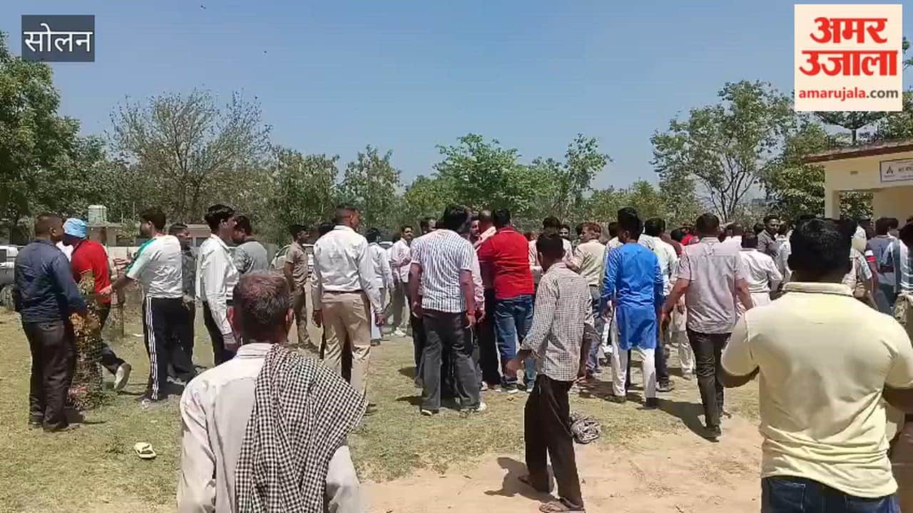 Solan: Altercation and Physical Brawl Erupt at Sheetalpur Booth Over Line-Jumping; Officials Forced to Halt Voting for Approximately 20 Minutes
