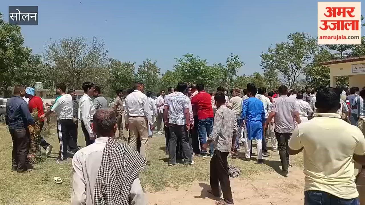 Solan: Altercation and Physical Brawl Erupt at Sheetalpur Booth Over Line-Jumping; Officials Forced to Halt Voting for Approximately 20 Minutes