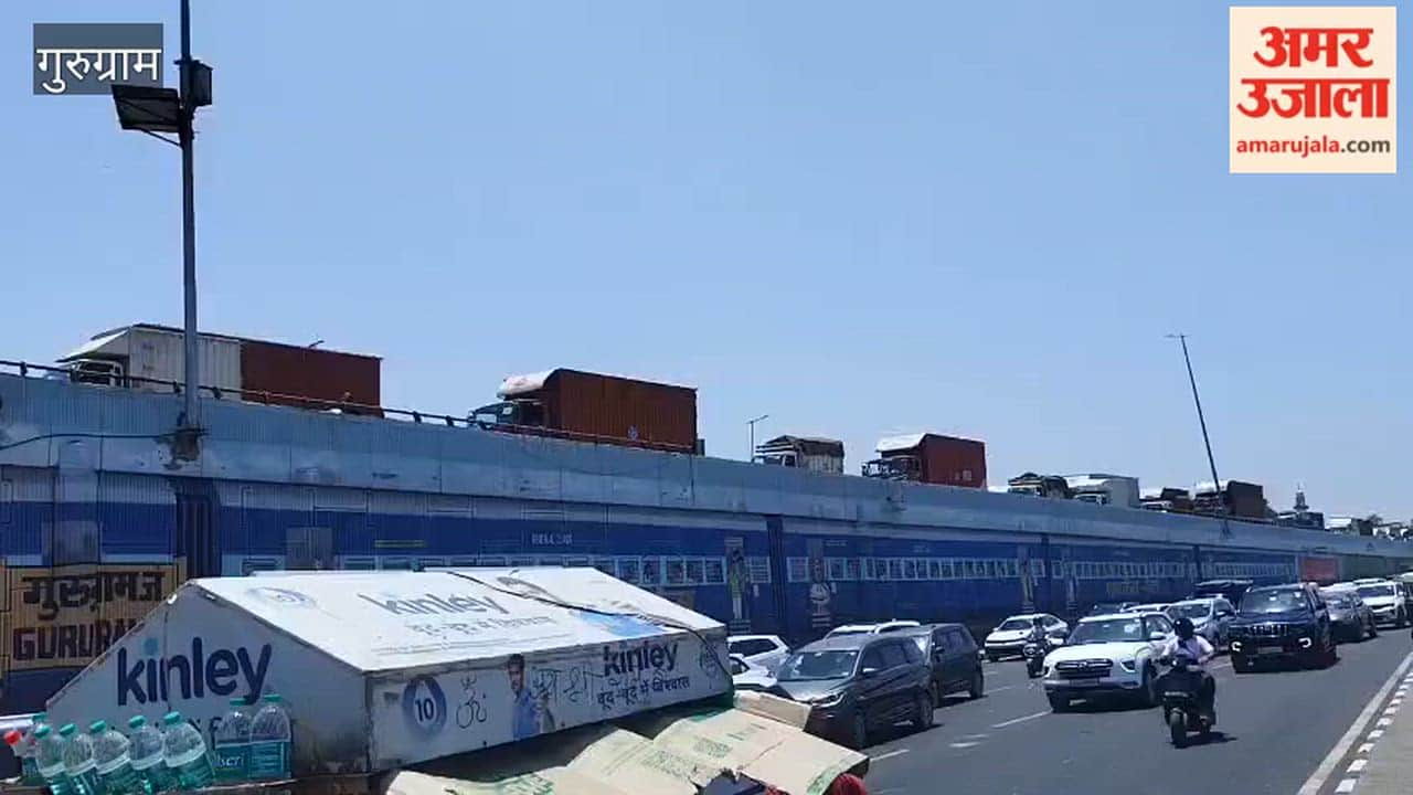 There was a huge jam on Rajiv Chowk flyover vehicles kept crawling for two hours