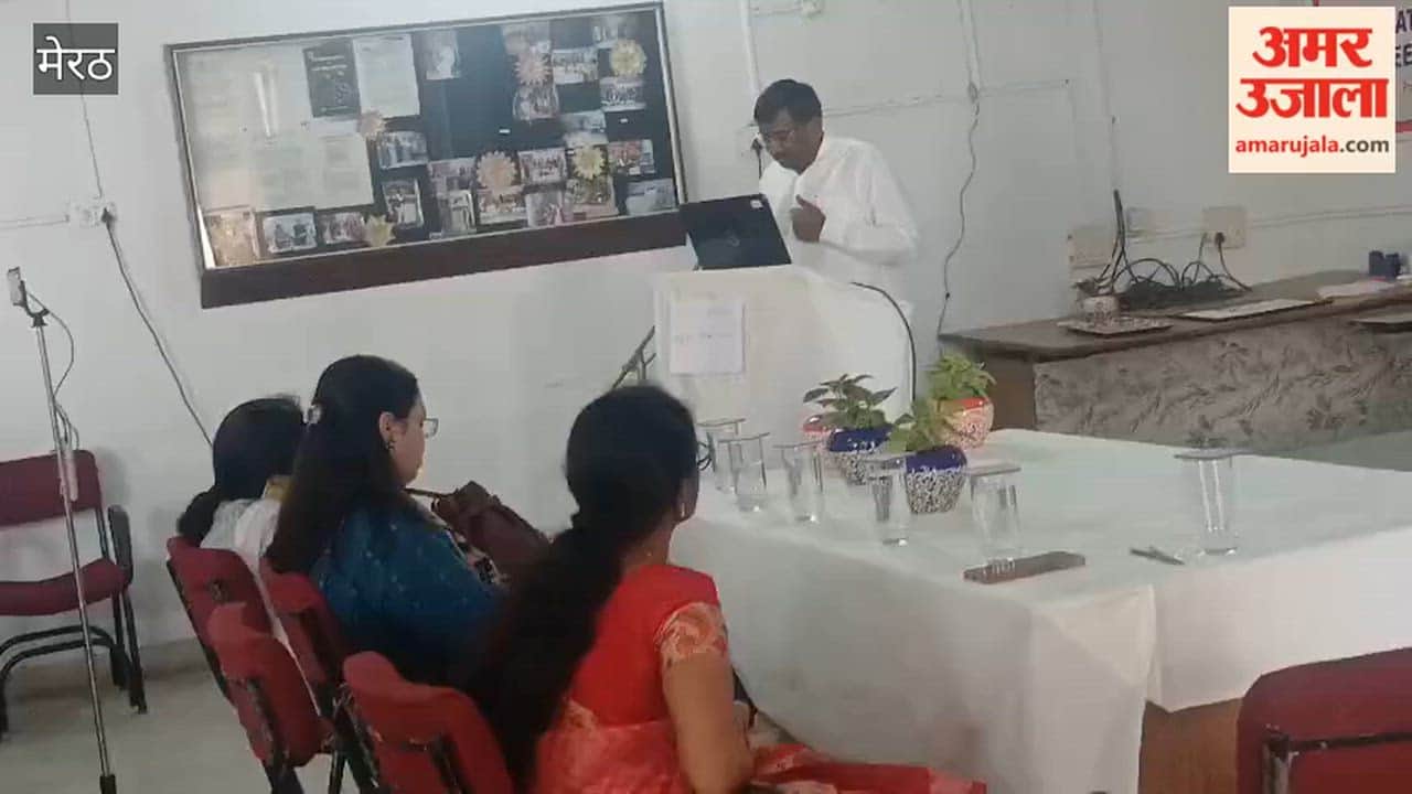 Meerut: Prof. Ashok Kumar Provides Information on Startup India and Mudra Schemes