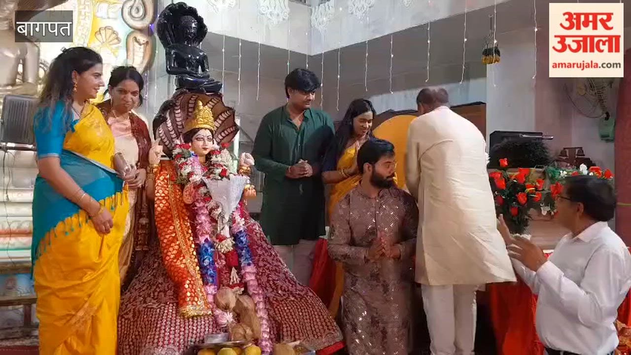 Devotional worship of Mother Padmavati was performed at the Parshvanath Padmavati Dham Jain Temple.