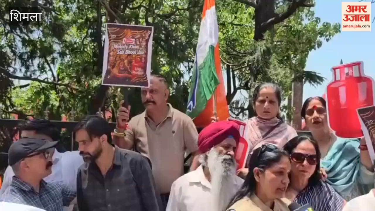 Shimla: Congress stages protest in Shimla against continuously rising petrol and diesel prices