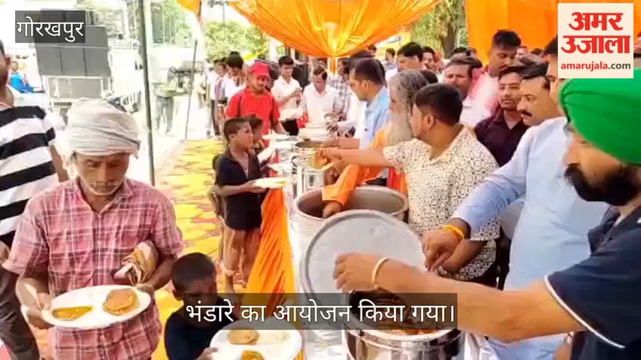 A feast was organised at Shastri Chowk on the death anniversary of the late Balkrishna Bajaj