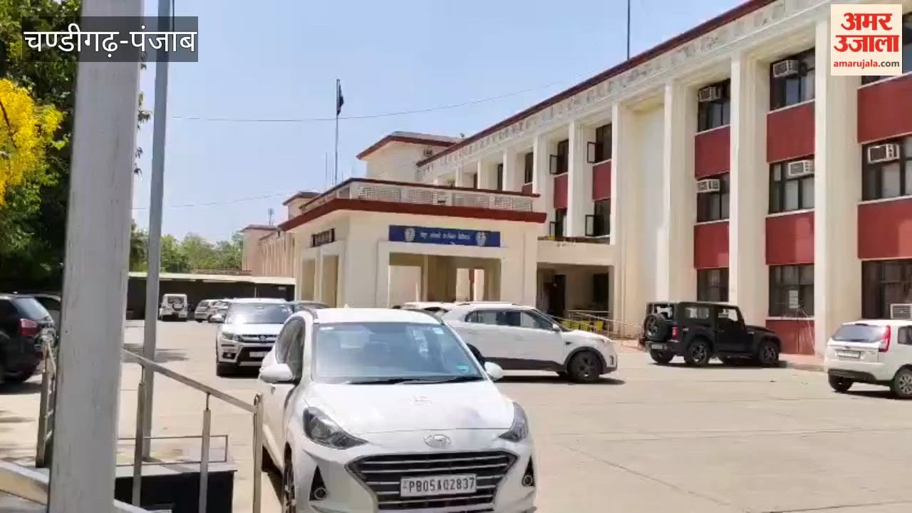 The offices of the DC and Tehsildar in Ferozepur emptied out after 1:30 PM.