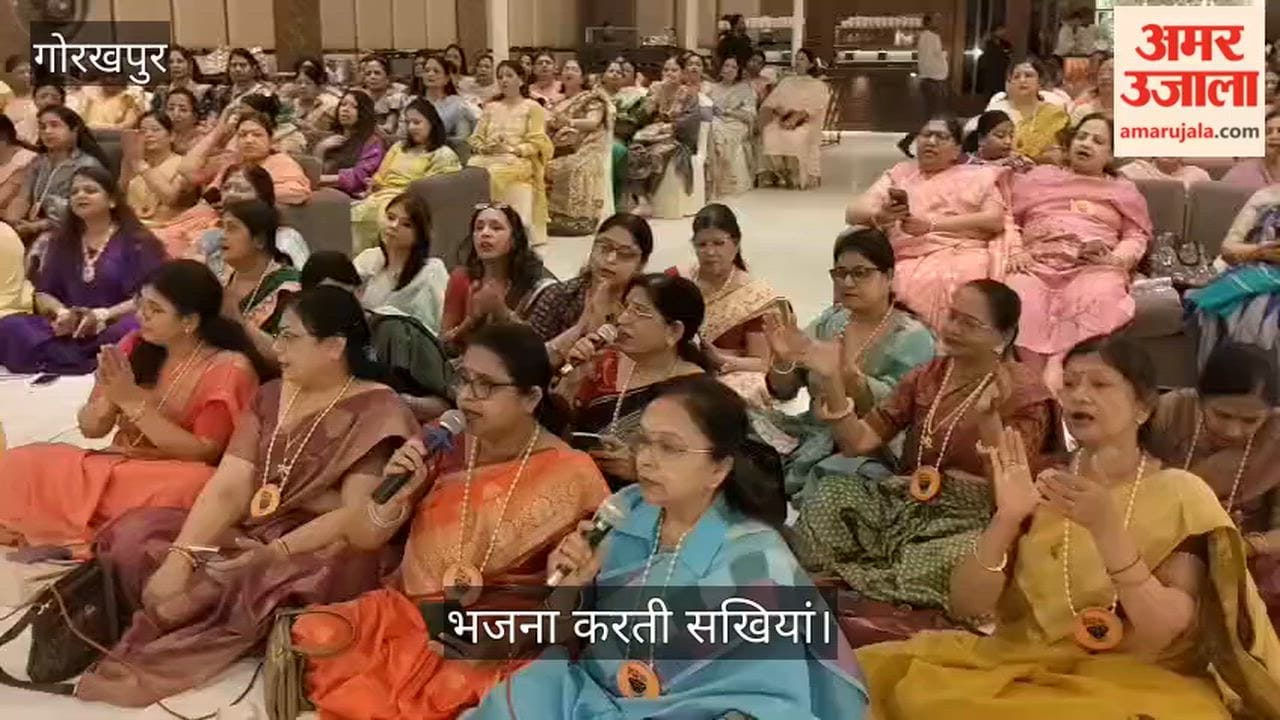 The friends of Krishna Priya Darbar decorated Thakur ji with flowers and sang bhajans.
