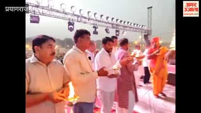 Divine Ganga Aarti was held at the Sangam bank, a large number of devotees participated and raised slogans.