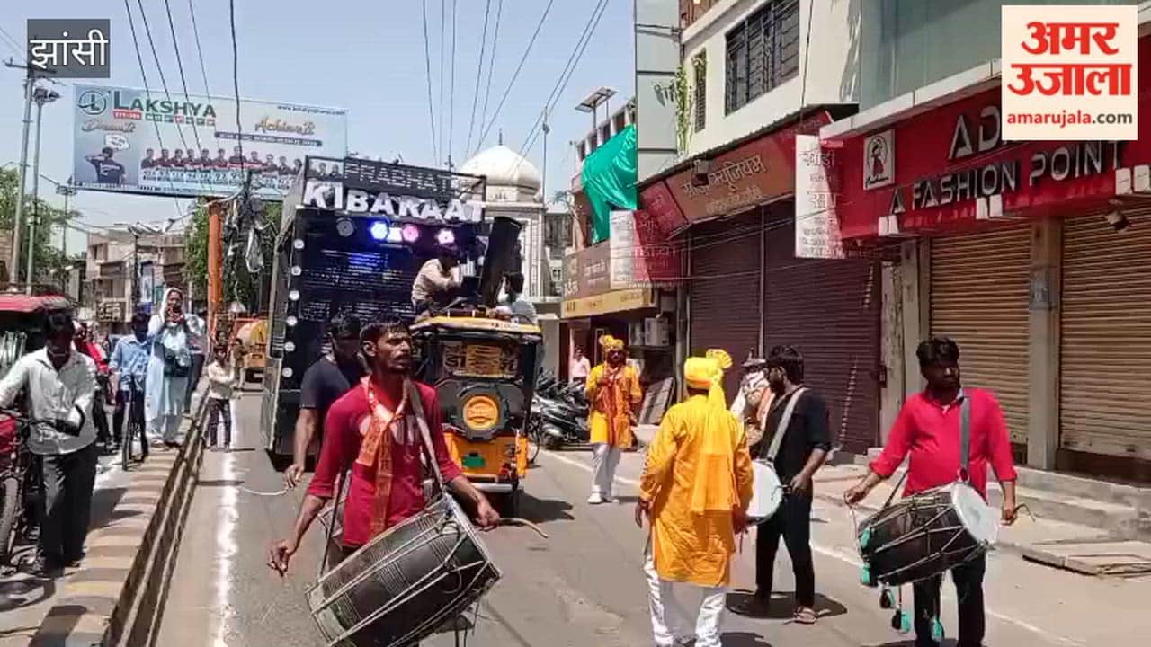 A grand Kalash Yatra was taken out from Panchkuiya Temple.