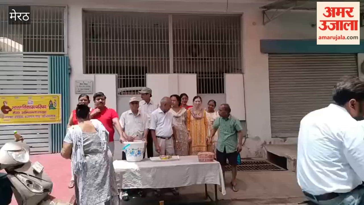 The Engineers' Branch of the Bharat Vikas Parishad distributed bottles of cumin water to passersby.