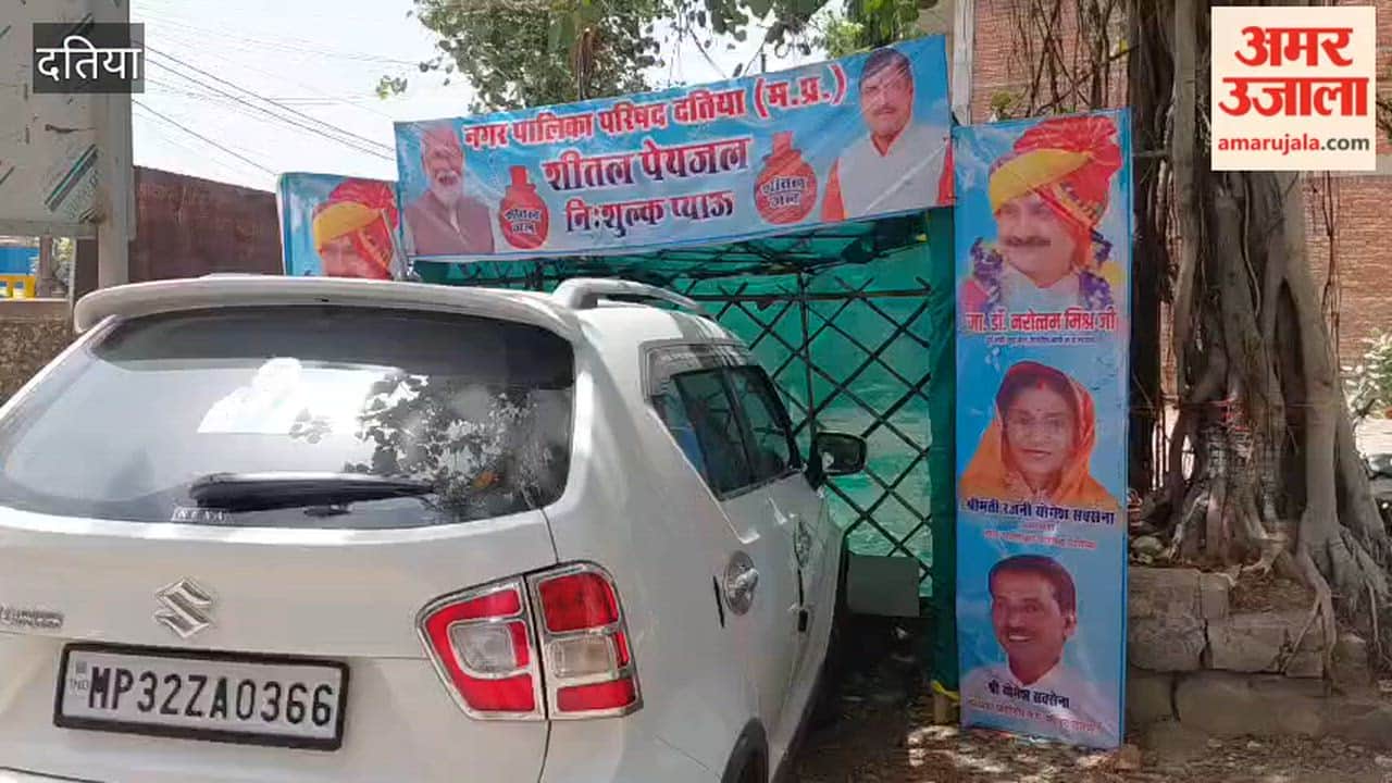 Datia Municipal Corporation's drinking water stall has become a parking space, but pedestrians are unable to avail the benefits.