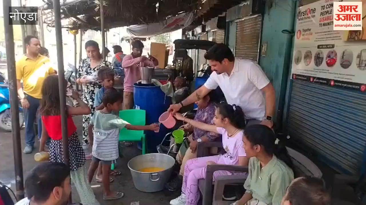 Children distributed sherbet to passersby amidst the scorching heat