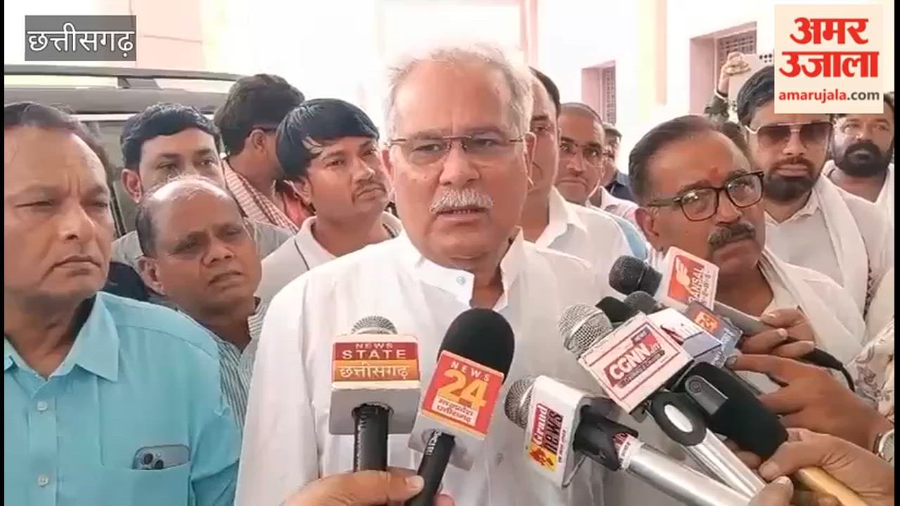 भूपेश बघेल बोले-  पं. धीरेंद्र से पर्ची निकलवाकर पेट्रोल-डीजल सस्ता करायें रामभद्राचार्य