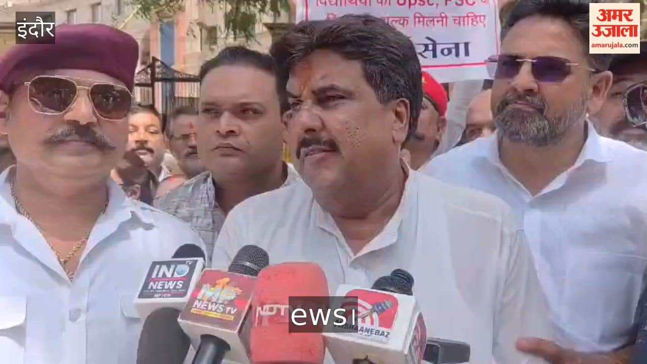 Upper caste community demonstrated at Indore collector office regarding ews certificate