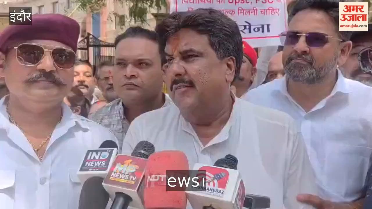Upper caste community demonstrated at Indore collector office regarding ews certificate