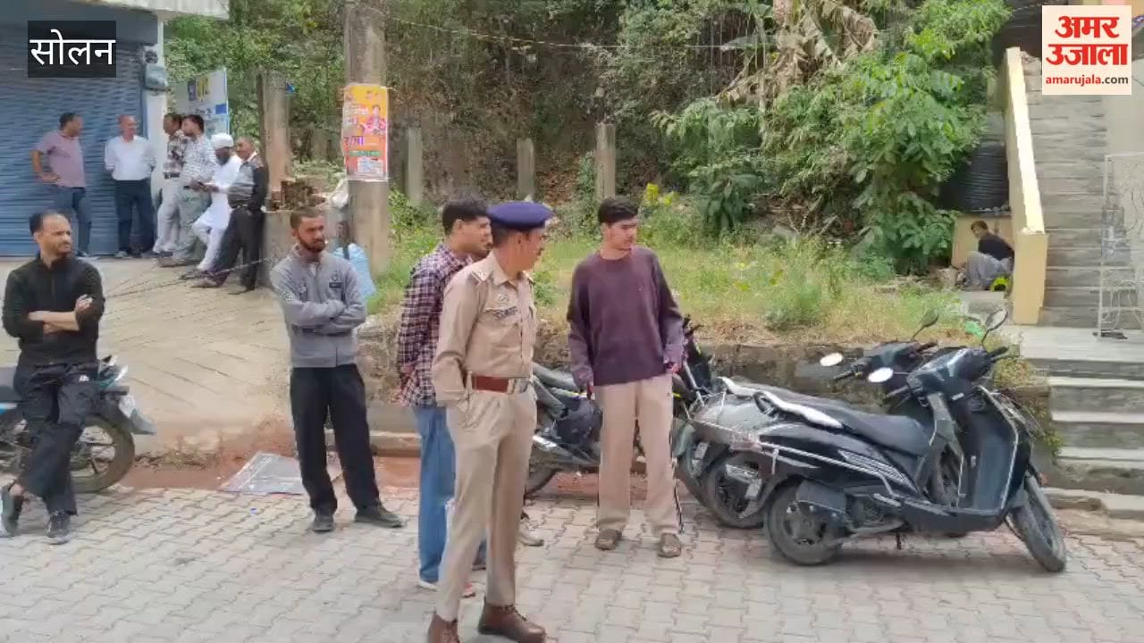 Video: Crowd of candidates and supporters gathered outside the Solan District Council office, awaiting the results