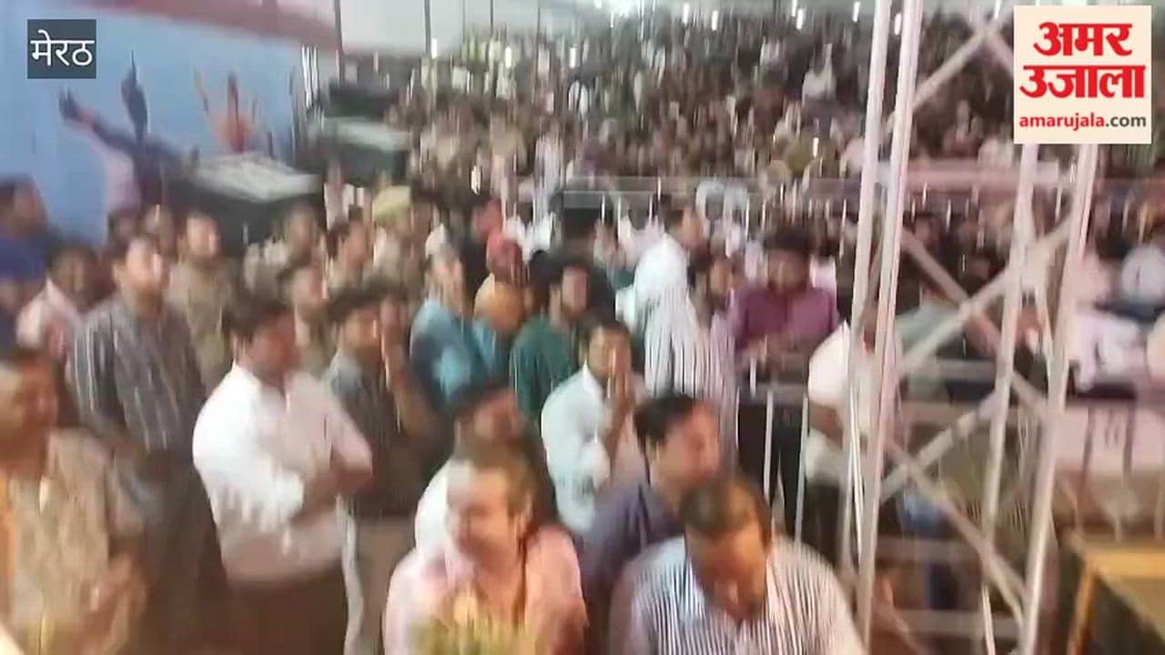 A massive crowd gathered at the Patel Mandap to listen to Haryanvi singer Renuka Panwar, necessitating the closure of even the mandap's shutters.