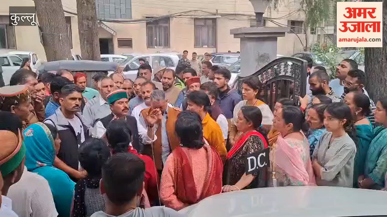 Kullu: Independent candidate Chaube Ram, from the Jarad-Bhutti Colony, arrived at the Deputy Commissioner's office accompanied by his supporters